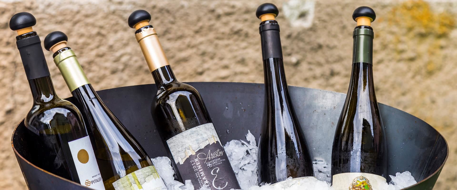 Bottiglie di vino messe al fresco